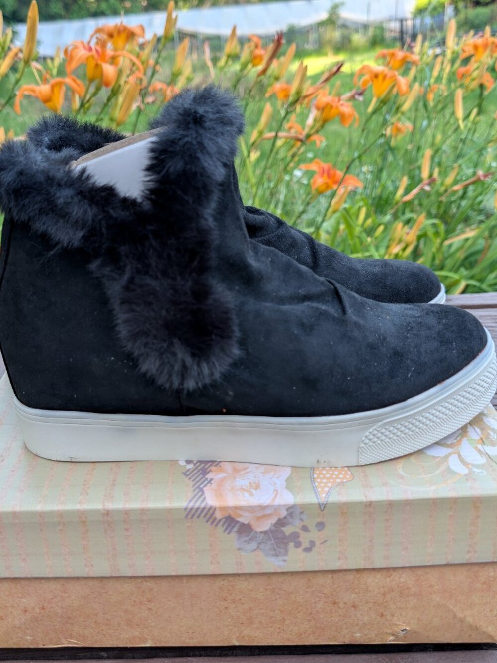 New in Box Very G Shantell Cozy Ankle Faux Fur Trim Black Boot Women's Size 10